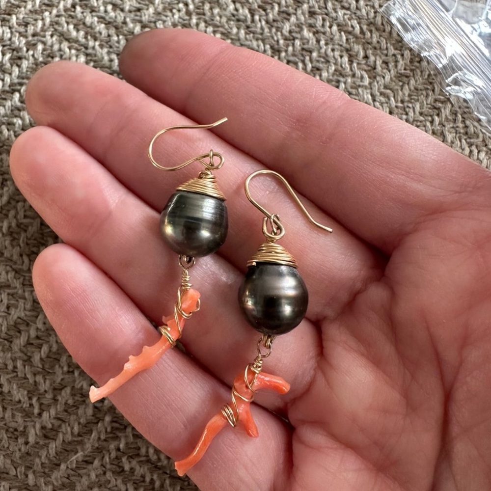 Elegant Gold and Black Pearl Earrings